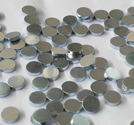 ���F����F���