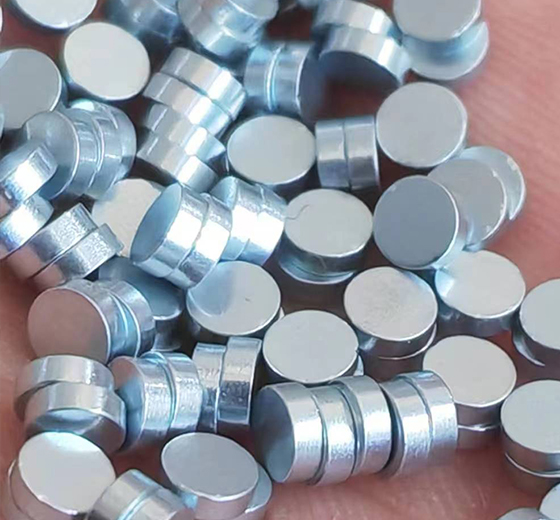 ���F����F���\��